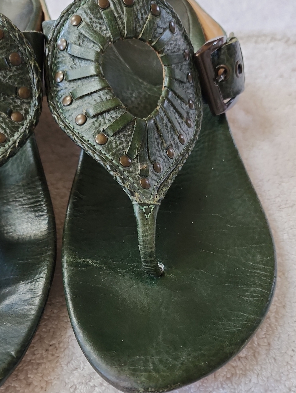 Frye Women’s Green Leather Studded Thong Sandals Size 8 Preowned - Picture 3 of 11